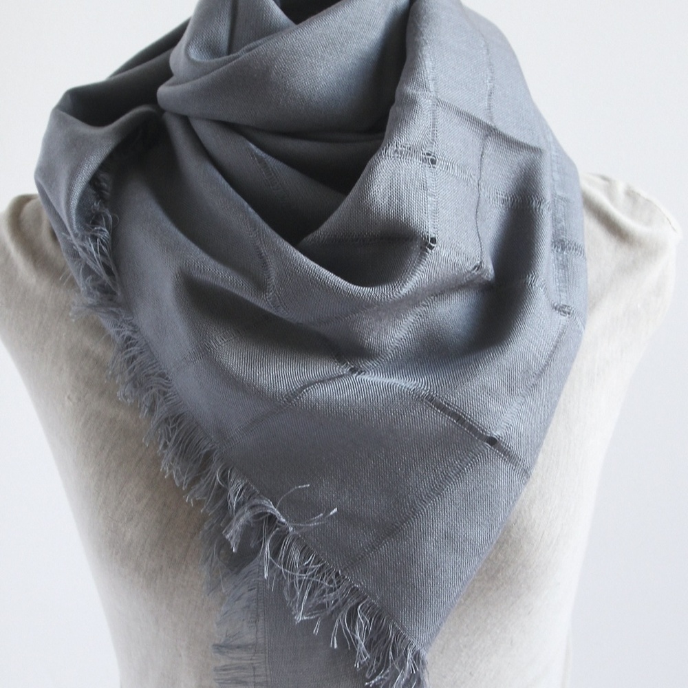 GEOFFREY BEENE - SQUARE SHAWL TAUPE